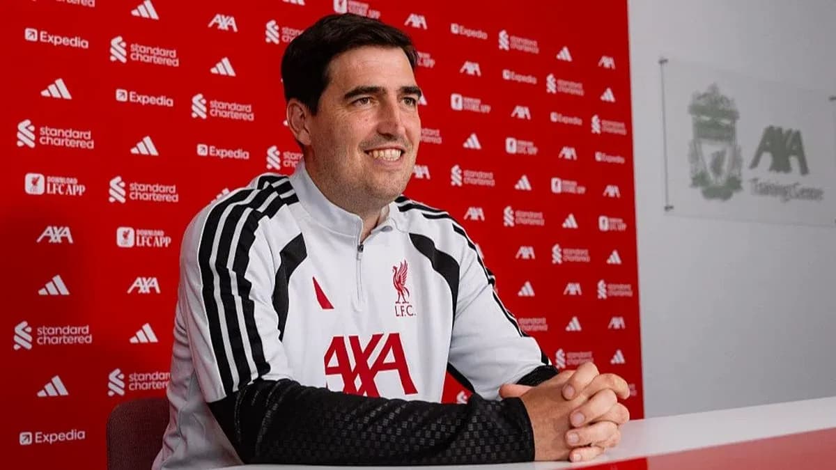 Entrenador sentado en conferencia de prensa de Liverpool Entrenador sentado en conferencia de prensa de Liverpool