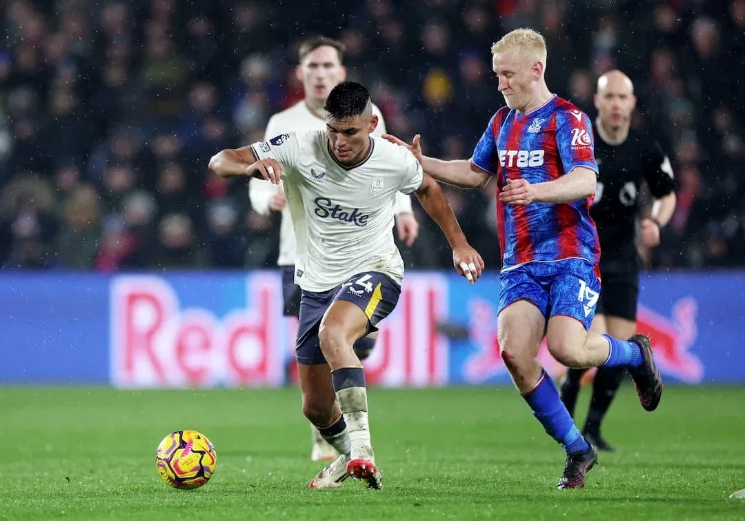 Jugador de Crystal Palace persigue a un rival Jugador de Crystal Palace persigue a un rival