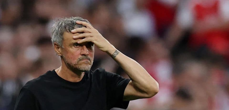 Entrenador en el banquillo durante el partido Entrenador en el banquillo durante el partido