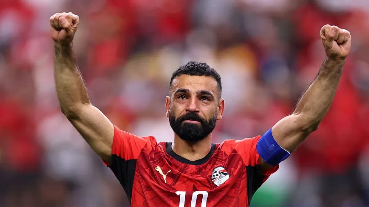 Jugador de Egipto levantando los brazos en celebración Jugador de Egipto levantando los brazos en celebración