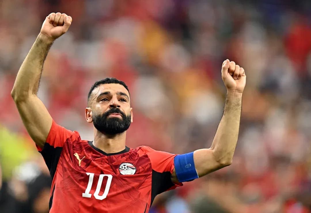 Jugador de Egipto levantando los brazos en celebración Jugador de Egipto levantando los brazos en celebración