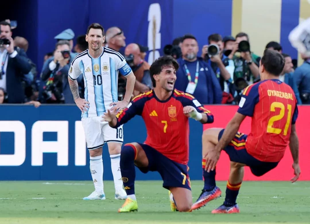 Lionel Messi y jugadores españoles en el partido Lionel Messi y jugadores españoles en el partido