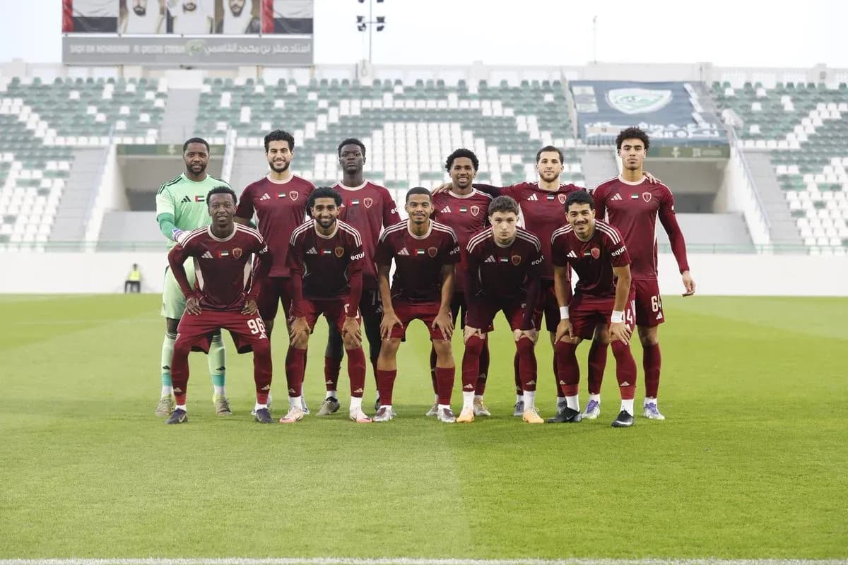 Equipo de Al Wahda U23 posando en el campo Equipo de Al Wahda U23 posando en el campo