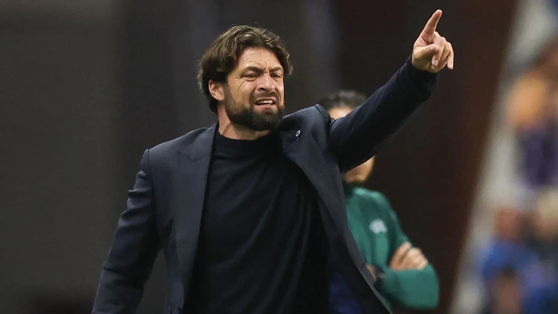 Entrenador dirigiendo al equipo desde la línea de banda Entrenador dirigiendo al equipo desde la línea de banda