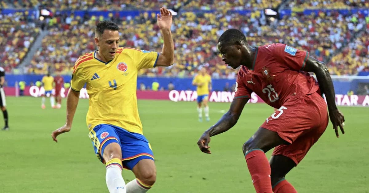 Jugadores de Colombia y Suiza compitiendo por el balón Jugadores de Colombia y Suiza compitiendo por el balón