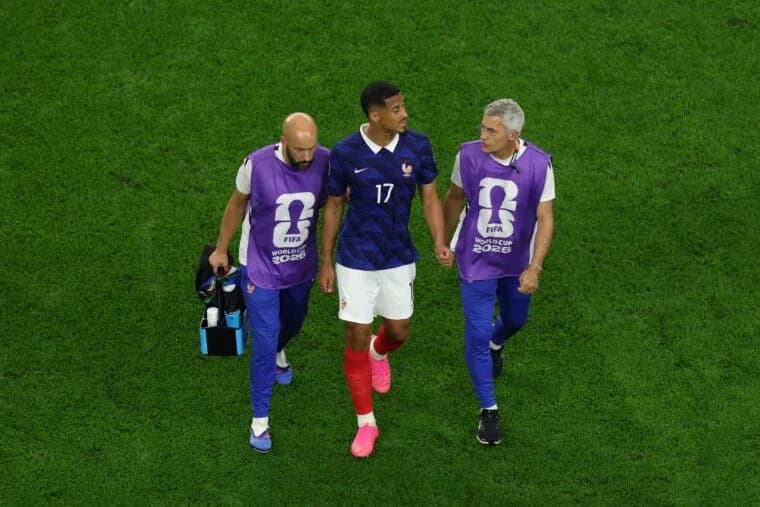 Jugador de Francia siendo asistido por entrenadores Jugador de Francia siendo asistido por entrenadores