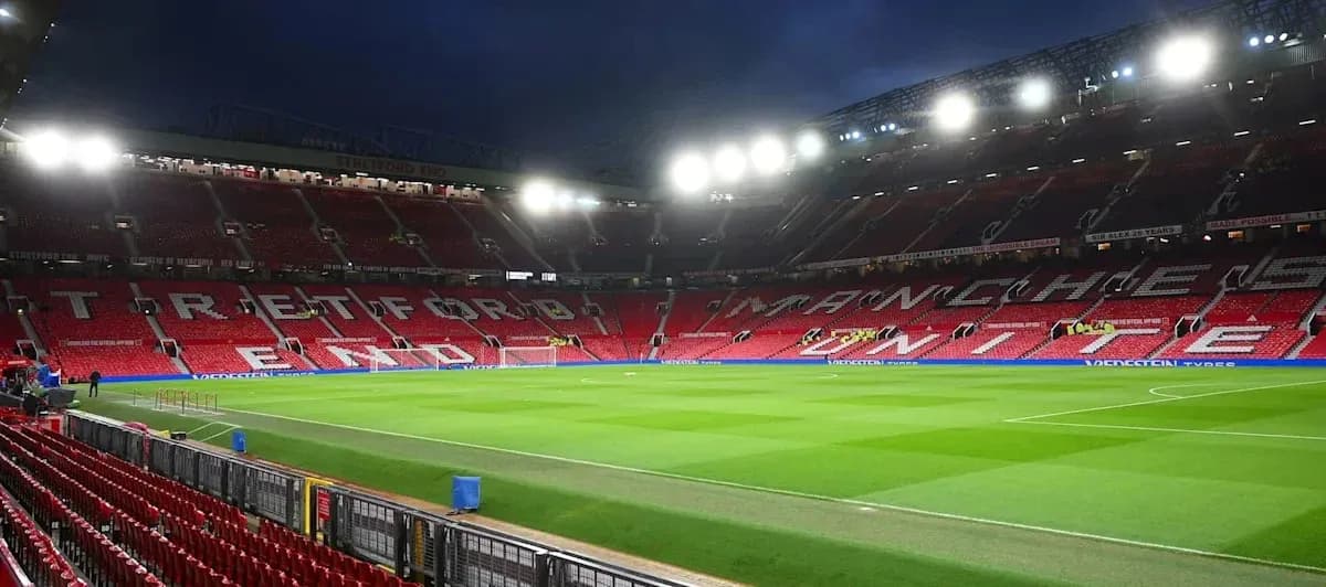 Estadio Old Trafford vacío con césped bien cuidado Estadio Old Trafford vacío con césped bien cuidado