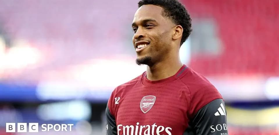 Jugador de Arsenal sonriendo en el campo Jugador de Arsenal sonriendo en el campo