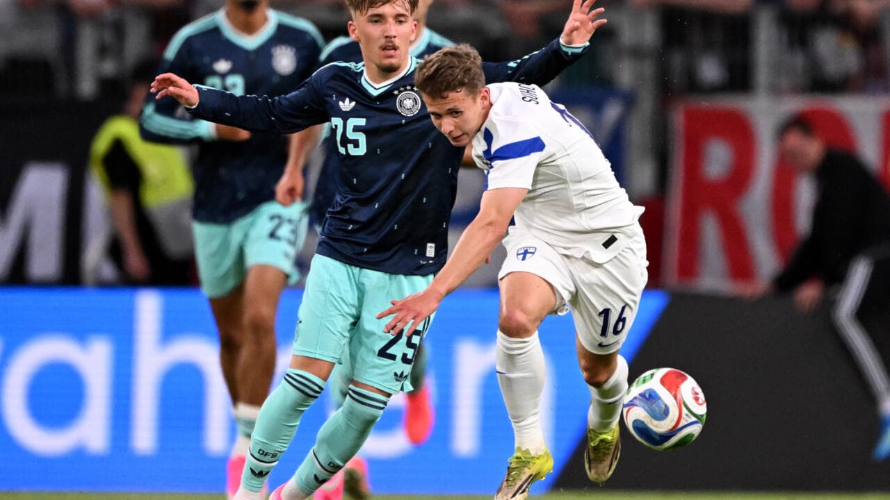 Jugador de Finlandia luchando por el balón con rival Jugador de Finlandia luchando por el balón con rival