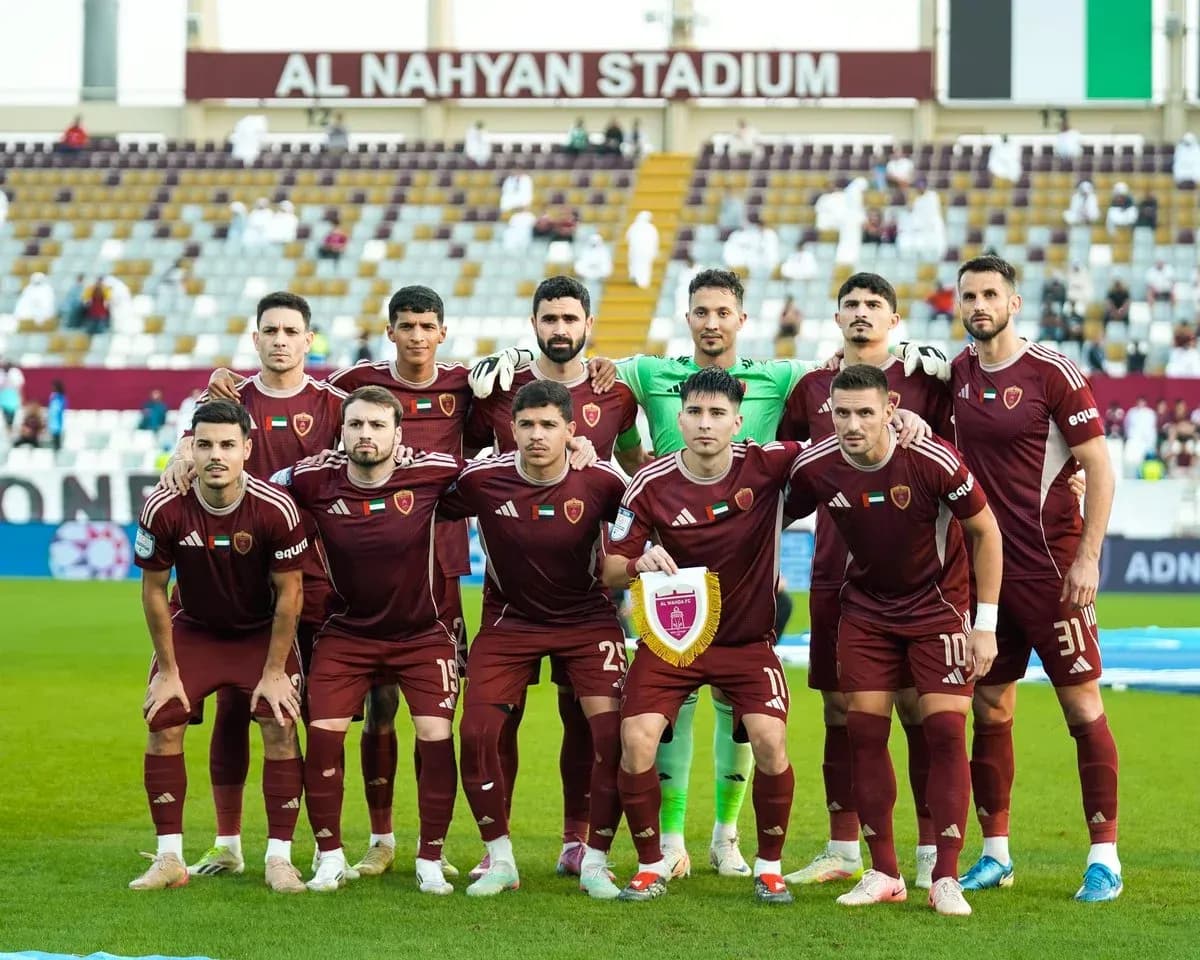 Equipo de Al Wahda U23 posando en el estadio Equipo de Al Wahda U23 posando en el estadio