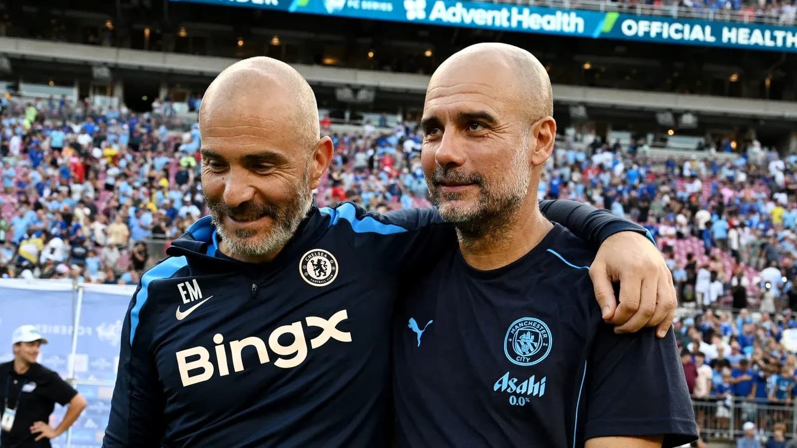 Entrenadores de Chelsea y Manchester City abrazándose Entrenadores de Chelsea y Manchester City abrazándose