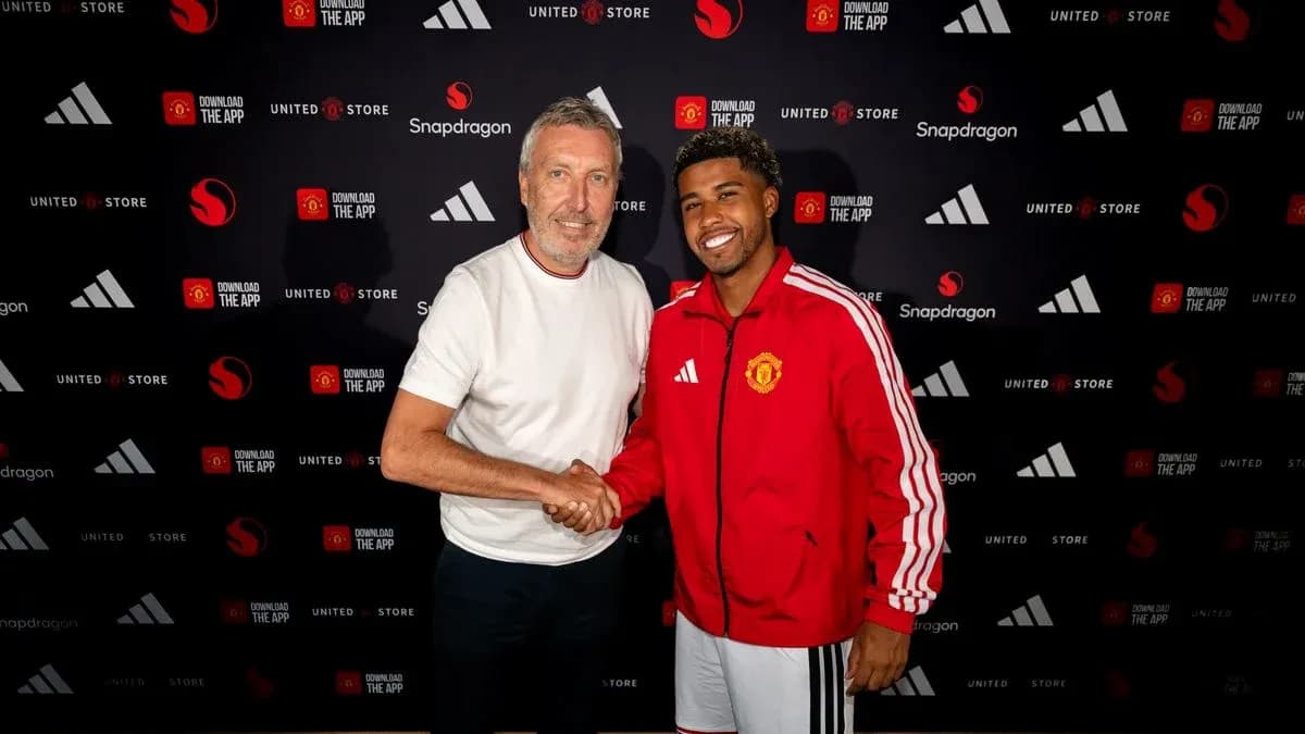 Jugadores de Manchester United posando y dándose la mano Jugadores de Manchester United posando y dándose la mano