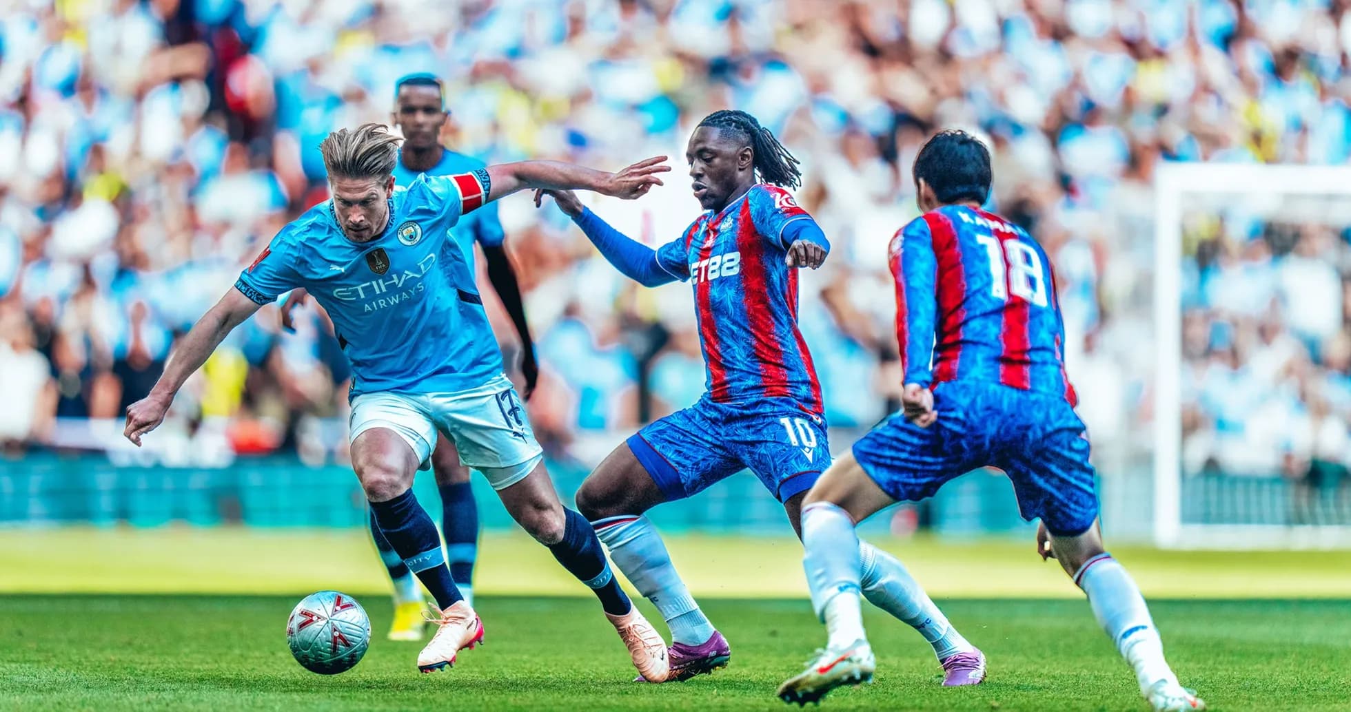 Jugadores de Manchester City y Crystal Palace en acción Jugadores de Manchester City y Crystal Palace en acción
