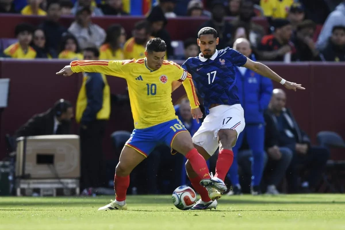 Jugador de Colombia y Francia compitiendo por el balón Jugador de Colombia y Francia compitiendo por el balón
