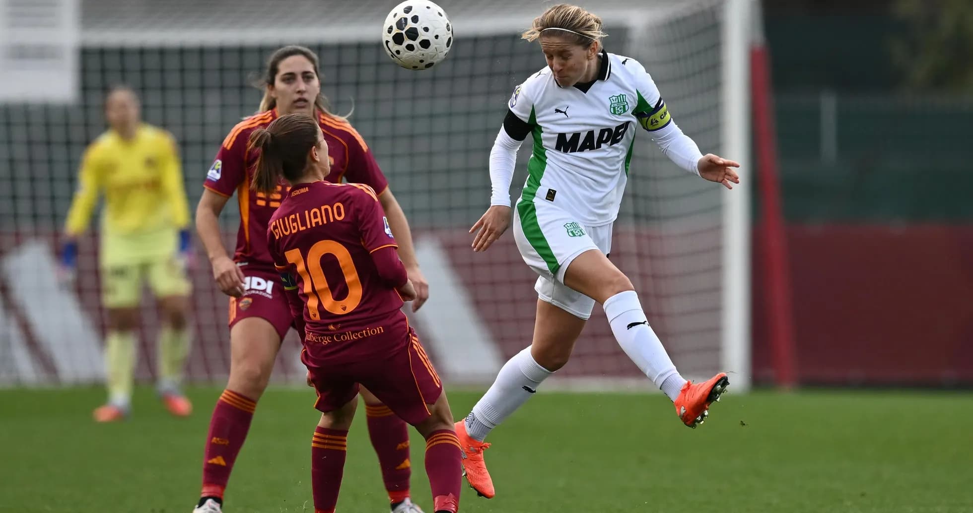 Jugadora de Sassuolo W controlando el balón Jugadora de Sassuolo W controlando el balón