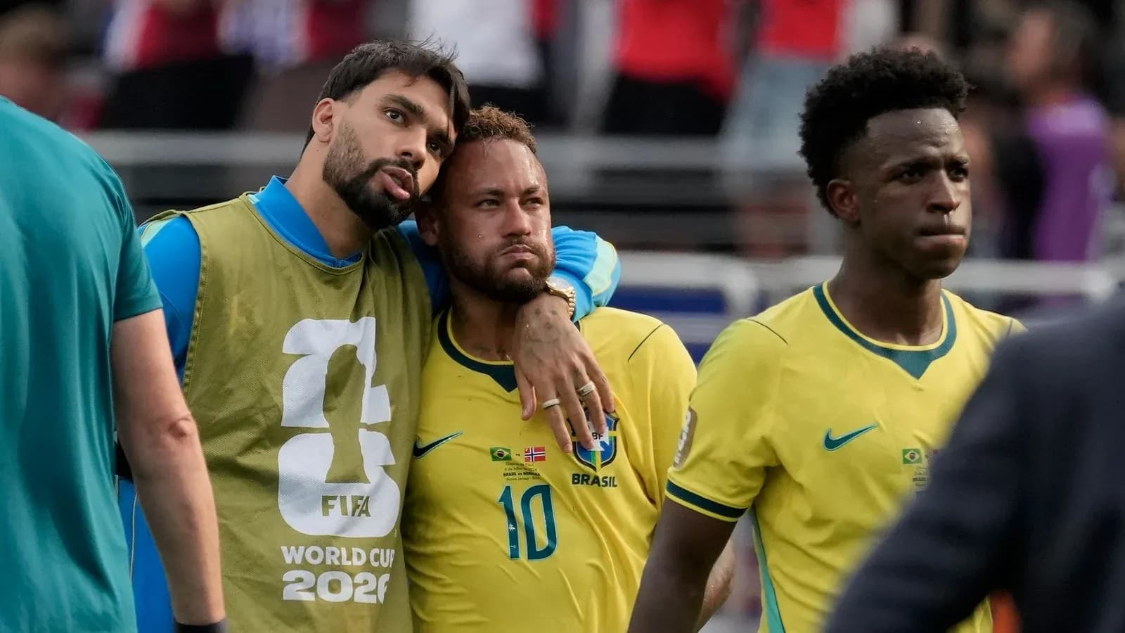 Jugadores de Brasil saliendo del campo tras el partido Jugadores de Brasil saliendo del campo tras el partido