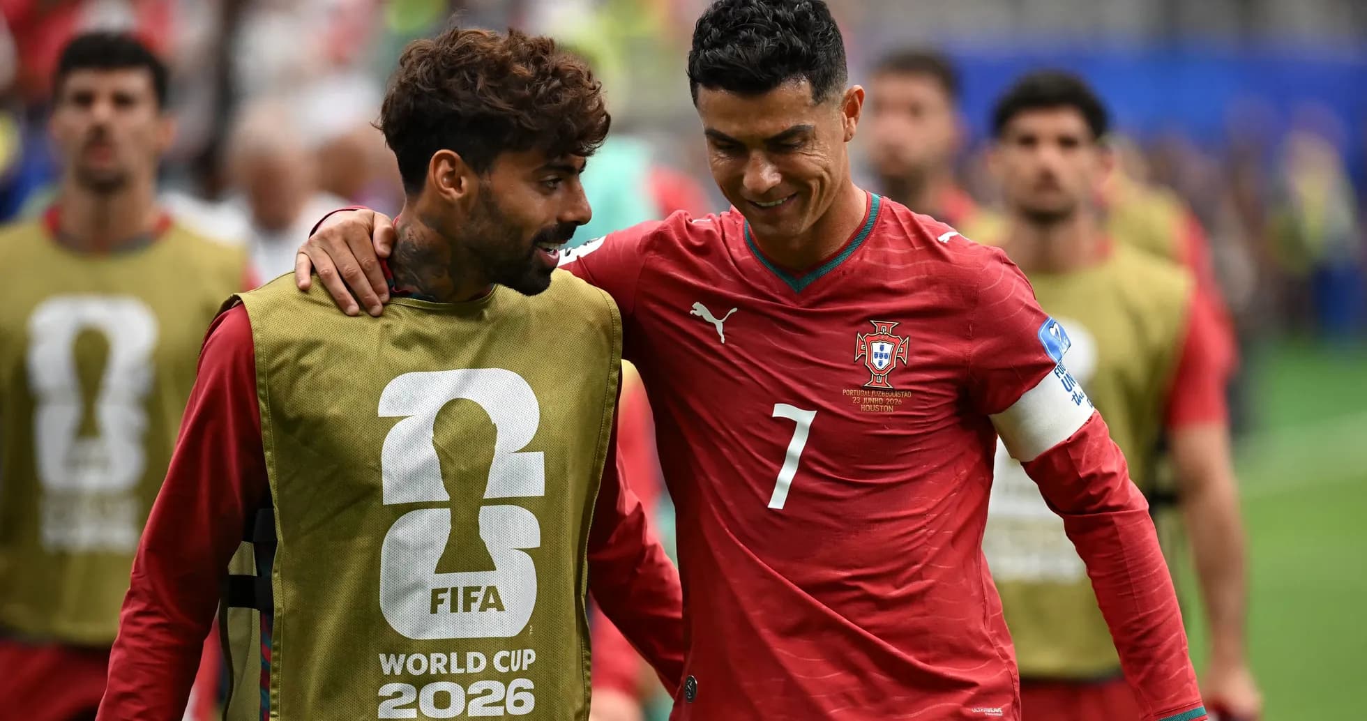 Cristiano Ronaldo y compañero en el campo de juego Cristiano Ronaldo y compañero en el campo de juego