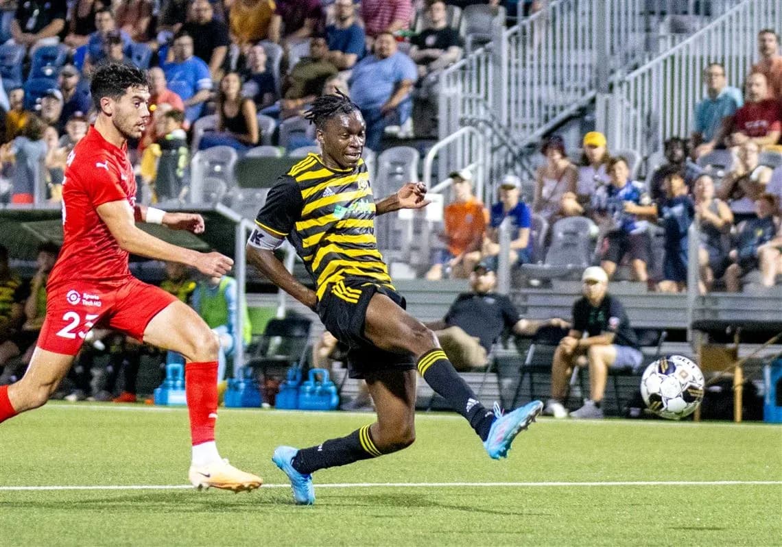 Jugador del Pittsburgh Riverhounds pateando el balón Jugador del Pittsburgh Riverhounds pateando el balón