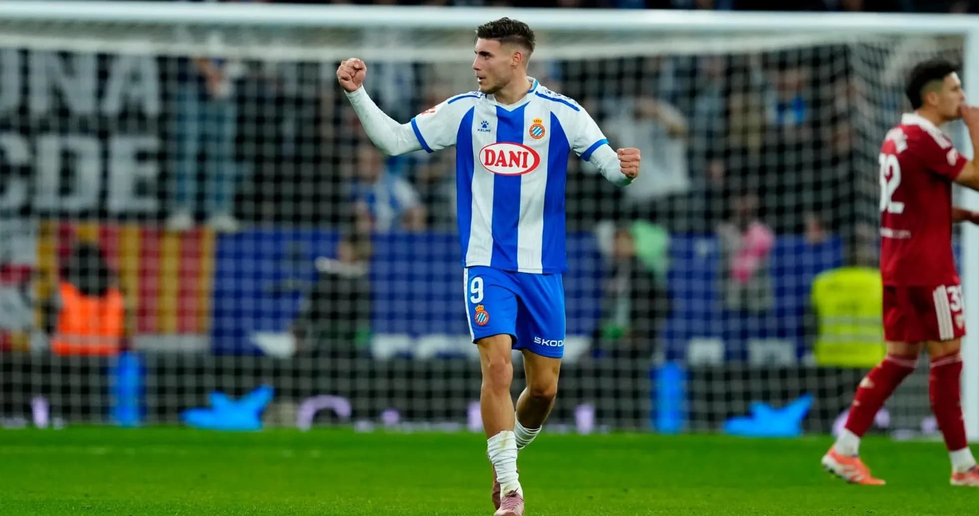 Jugador de Espanyol celebrando un gol Jugador de Espanyol celebrando un gol