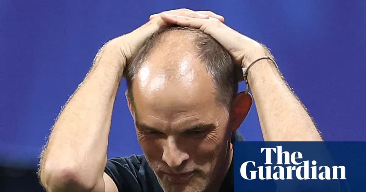 Entrenador con manos en la cabeza durante partido Entrenador con manos en la cabeza durante partido