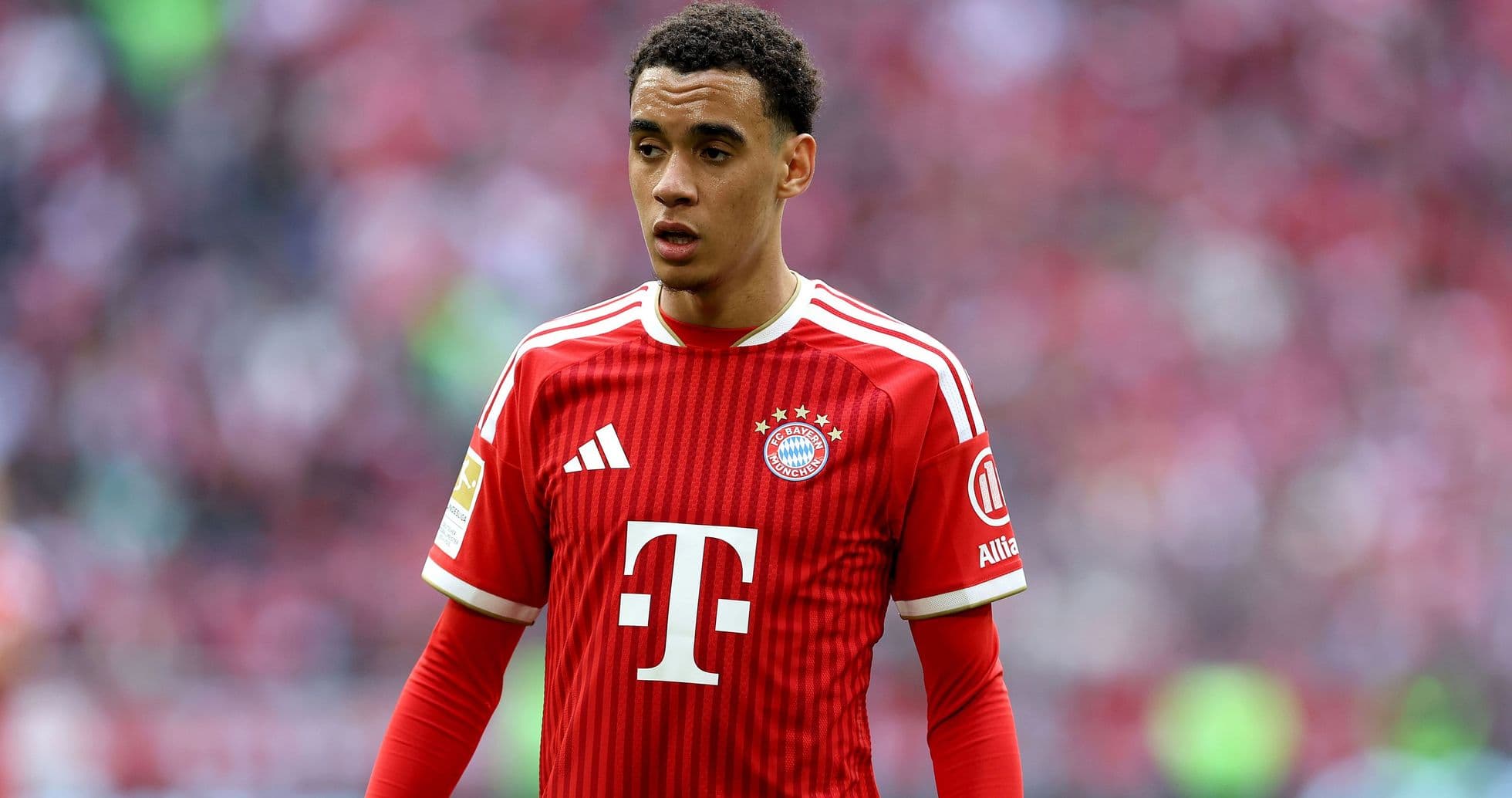 Jugador de Bayern Múnich en campo durante partido Jugador de Bayern Múnich en campo durante partido