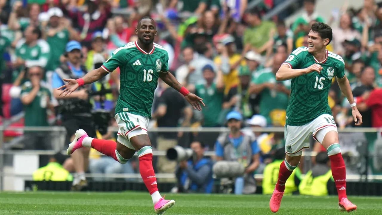 Jugadores de México celebrando un gol Jugadores de México celebrando un gol