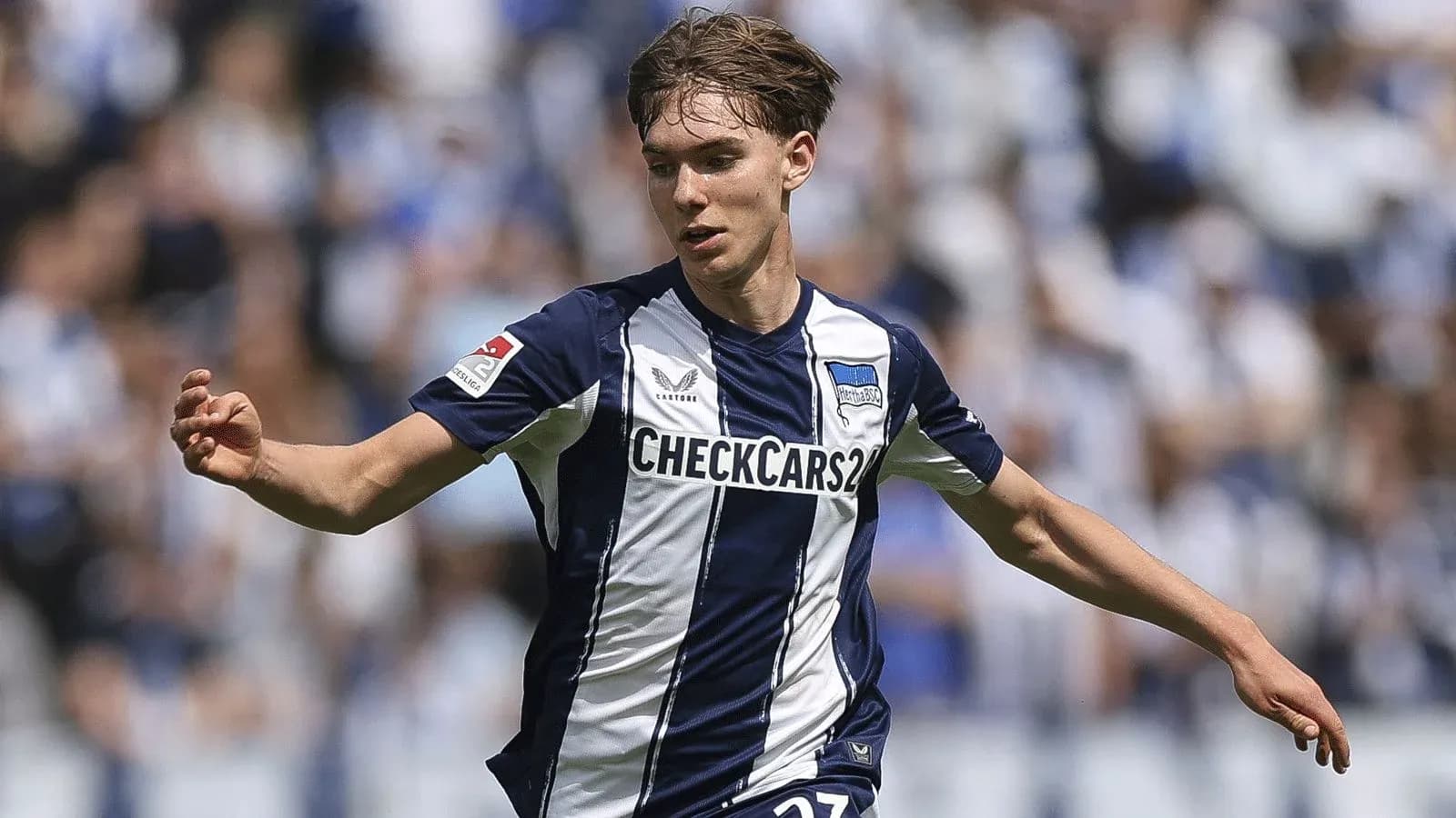 Jugador de Hertha BSC corriendo en el campo Jugador de Hertha BSC corriendo en el campo