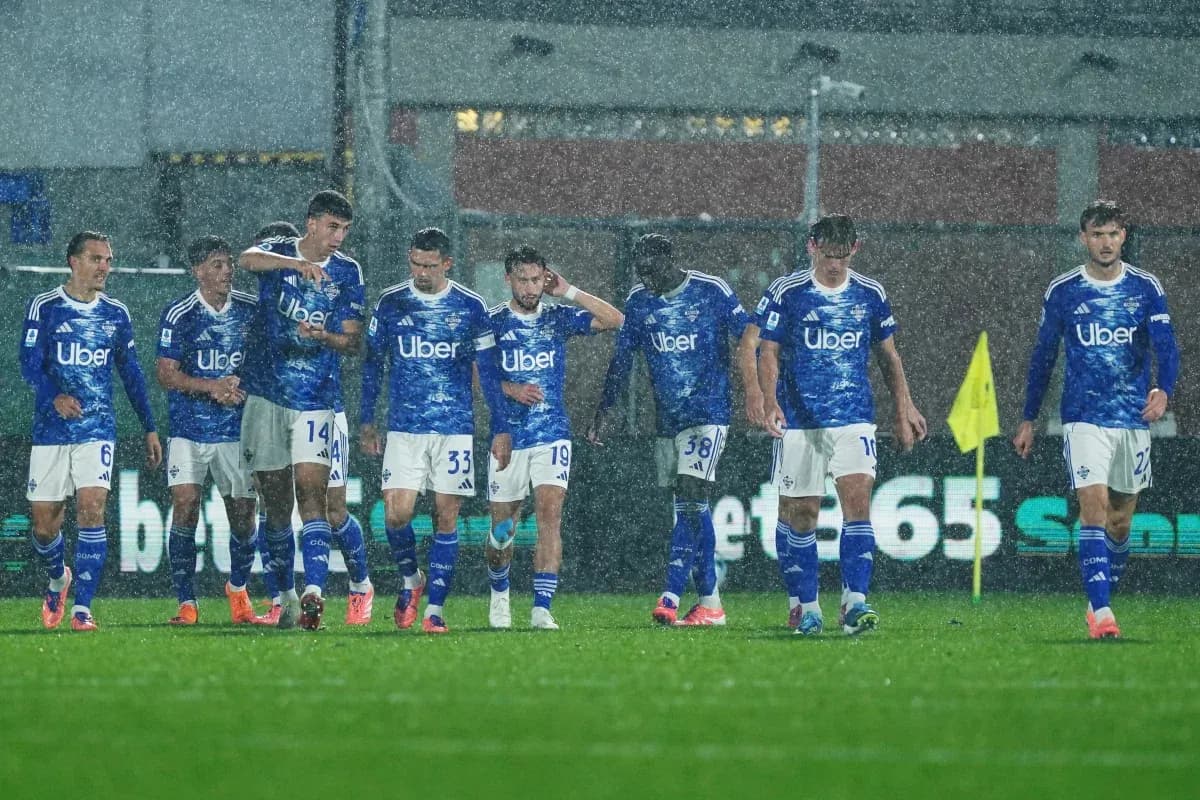 Jugadores de Como en partido bajo la lluvia Jugadores de Como en partido bajo la lluvia