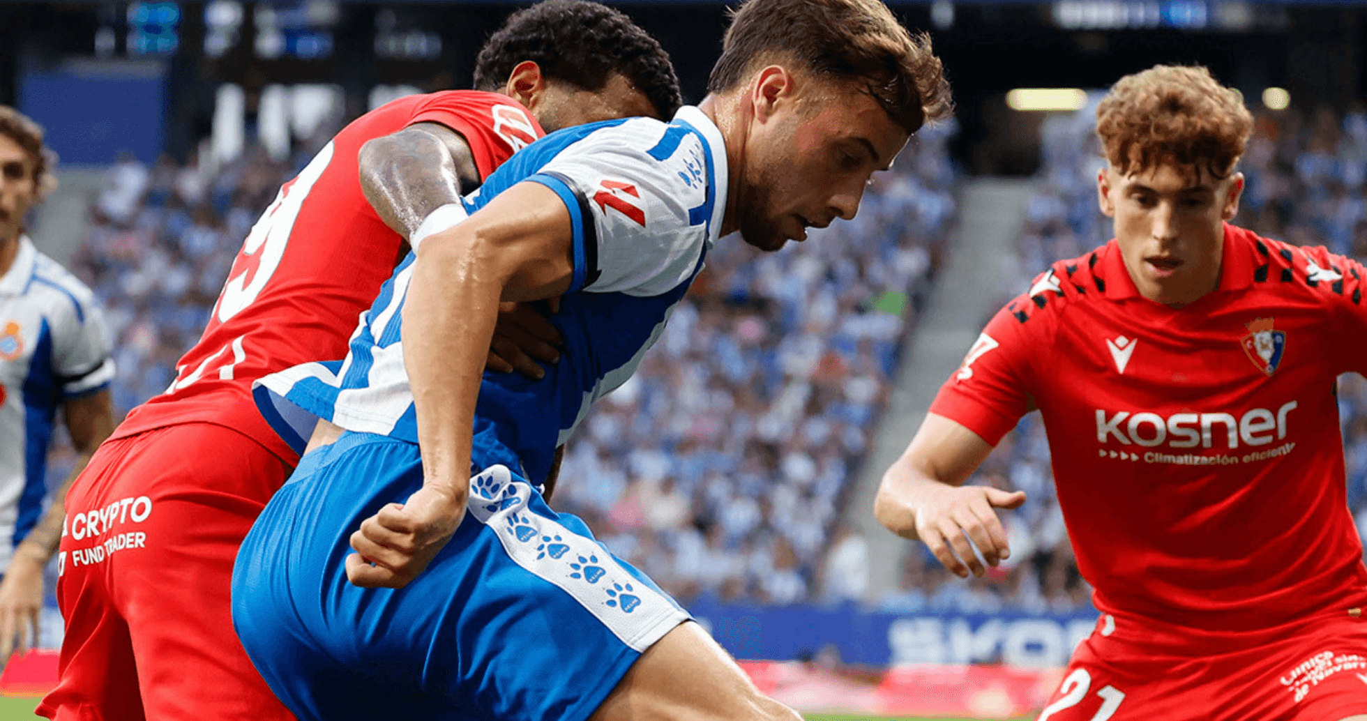 Jugadores de Osasuna y Espanyol en acción Jugadores de Osasuna y Espanyol en acción