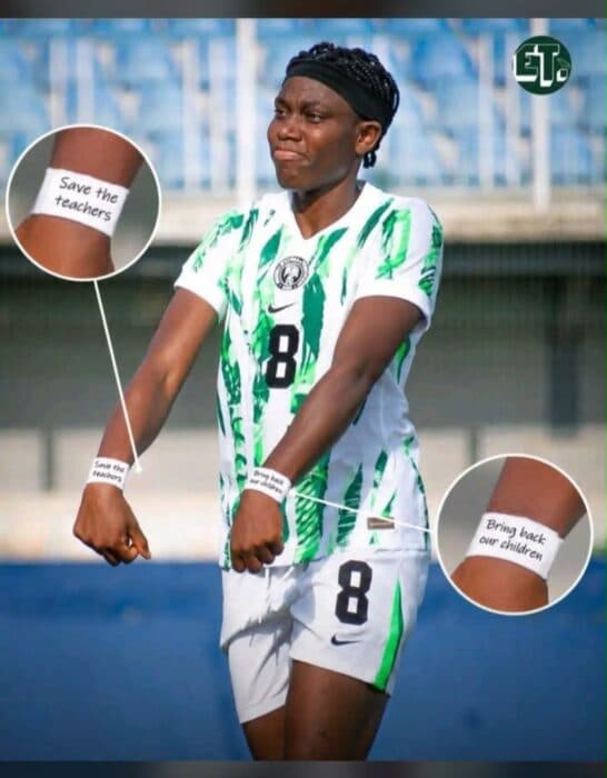 Jugadora de fútbol con camiseta de Nigeria y brazaletes Jugadora de fútbol con camiseta de Nigeria y brazaletes