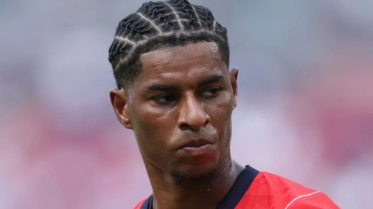 Jugador con trenzas en uniforme rojo durante partido Jugador con trenzas en uniforme rojo durante partido
