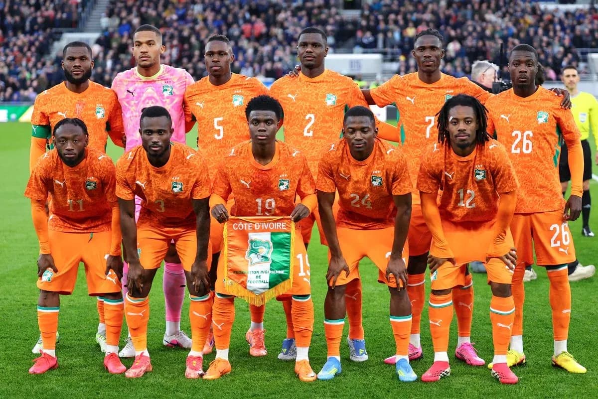 Equipo de fútbol de Côte d'Ivoire posando Equipo de fútbol de Côte d'Ivoire posando