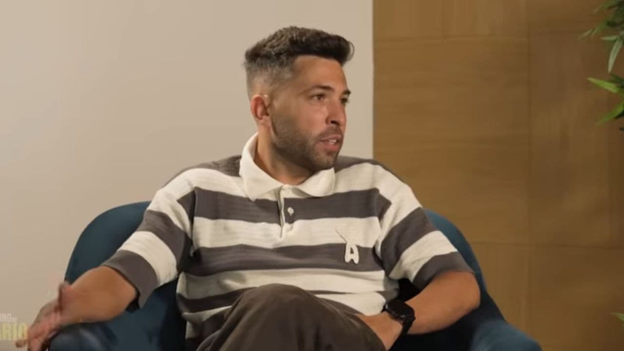 Hombre sentado en sofá durante entrevista Hombre sentado en sofá durante entrevista