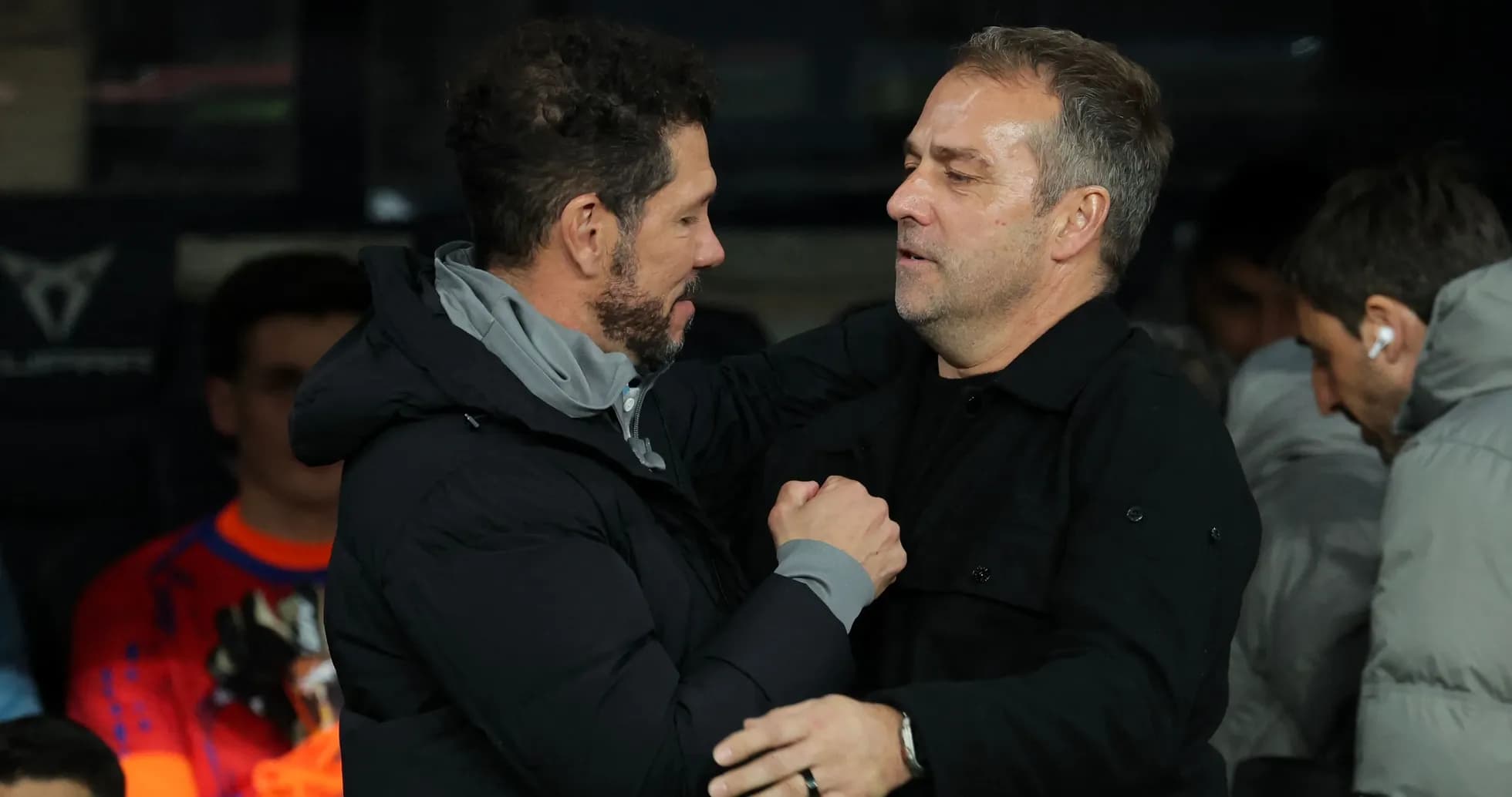 Entrenadores saludándose en el banquillo durante el partido Entrenadores saludándose en el banquillo durante el partido