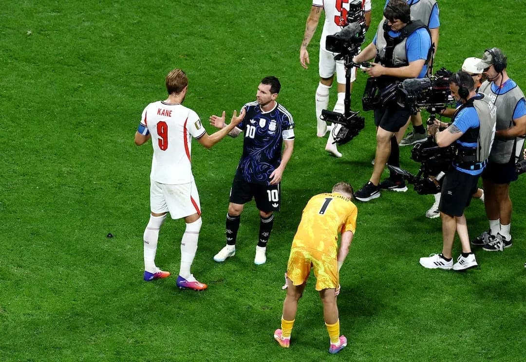 Harry Kane y Lionel Messi en el partido Harry Kane y Lionel Messi en el partido