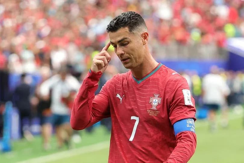 Cristiano Ronaldo en el campo durante un partido Cristiano Ronaldo en el campo durante un partido