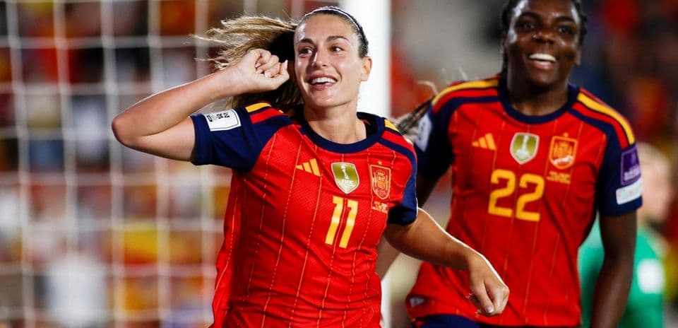 Jugadora de España celebra un gol con compañera Jugadora de España celebra un gol con compañera