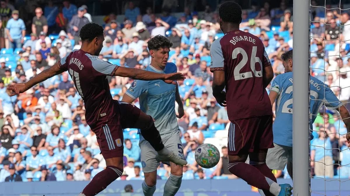 Jugadores de Aston Villa y Manchester City en acción Jugadores de Aston Villa y Manchester City en acción