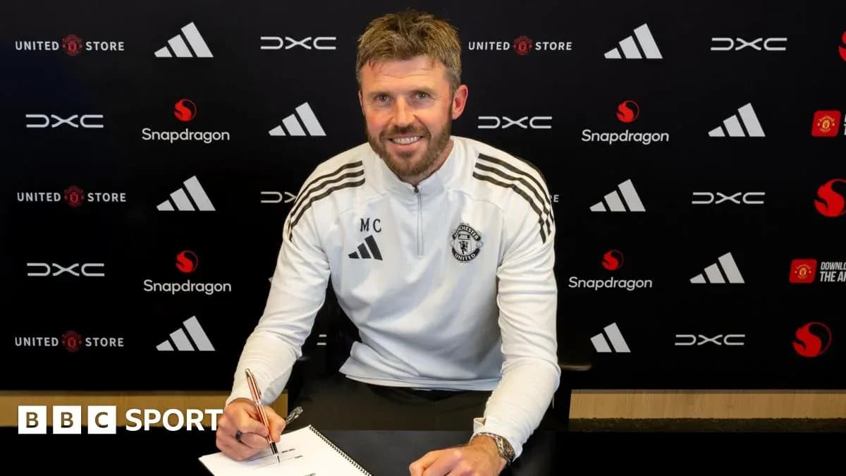 Entrenador de Manchester United firmando contrato en mesa Entrenador de Manchester United firmando contrato en mesa