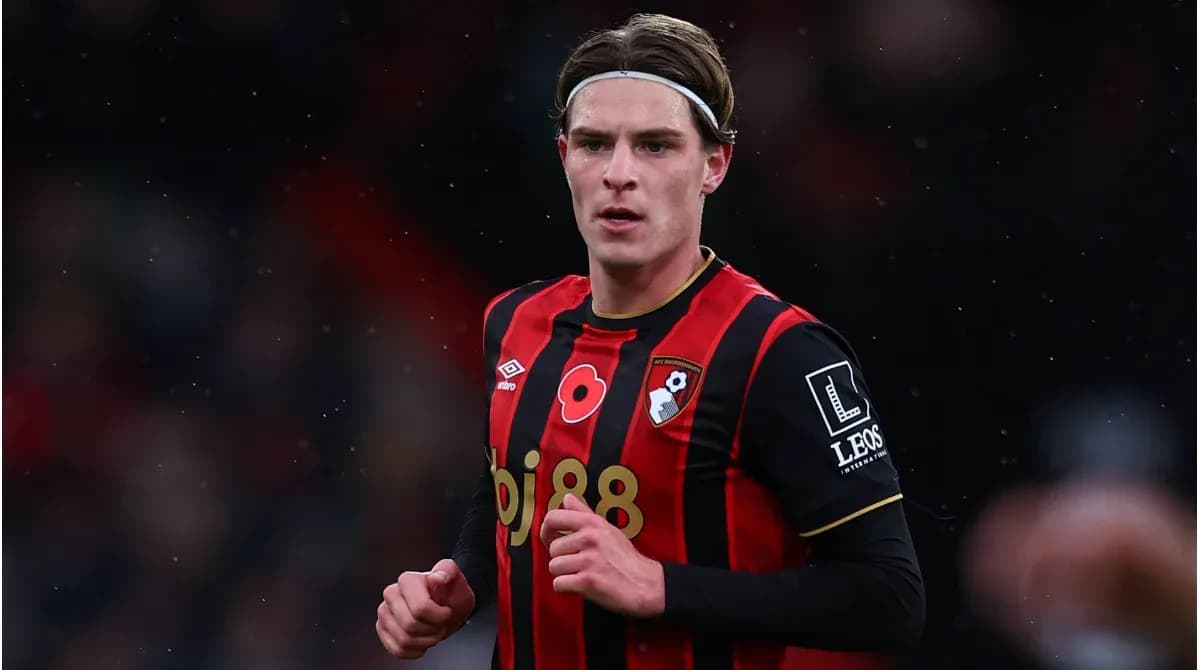 Jugador de AFC Bournemouth en acción durante el partido Jugador de AFC Bournemouth en acción durante el partido