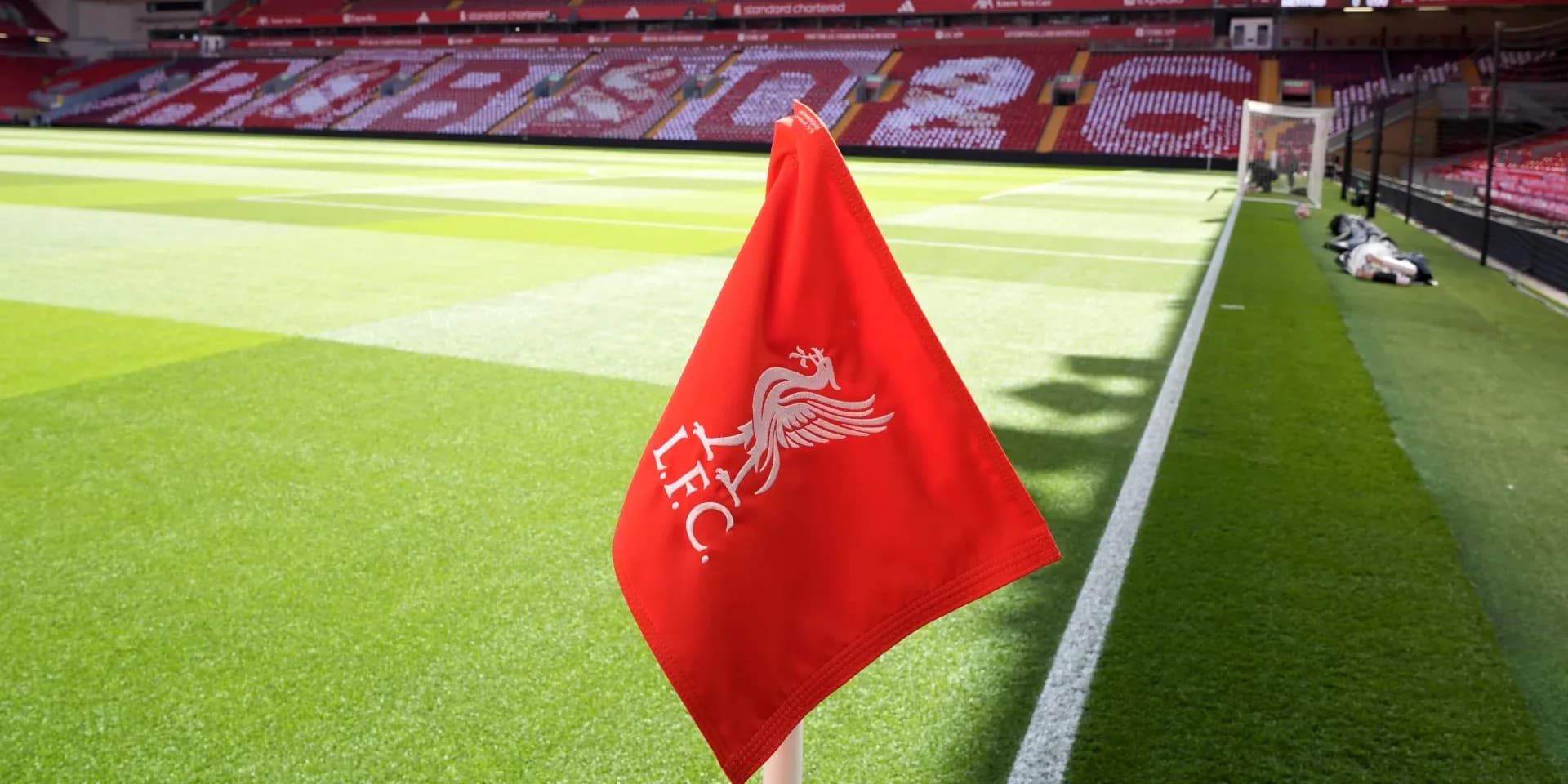 Bandera de córner de Liverpool en el estadio Bandera de córner de Liverpool en el estadio