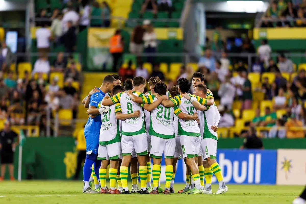 Equipo de Tampa Bay Rowdies en reunión antes del partido Equipo de Tampa Bay Rowdies en reunión antes del partido