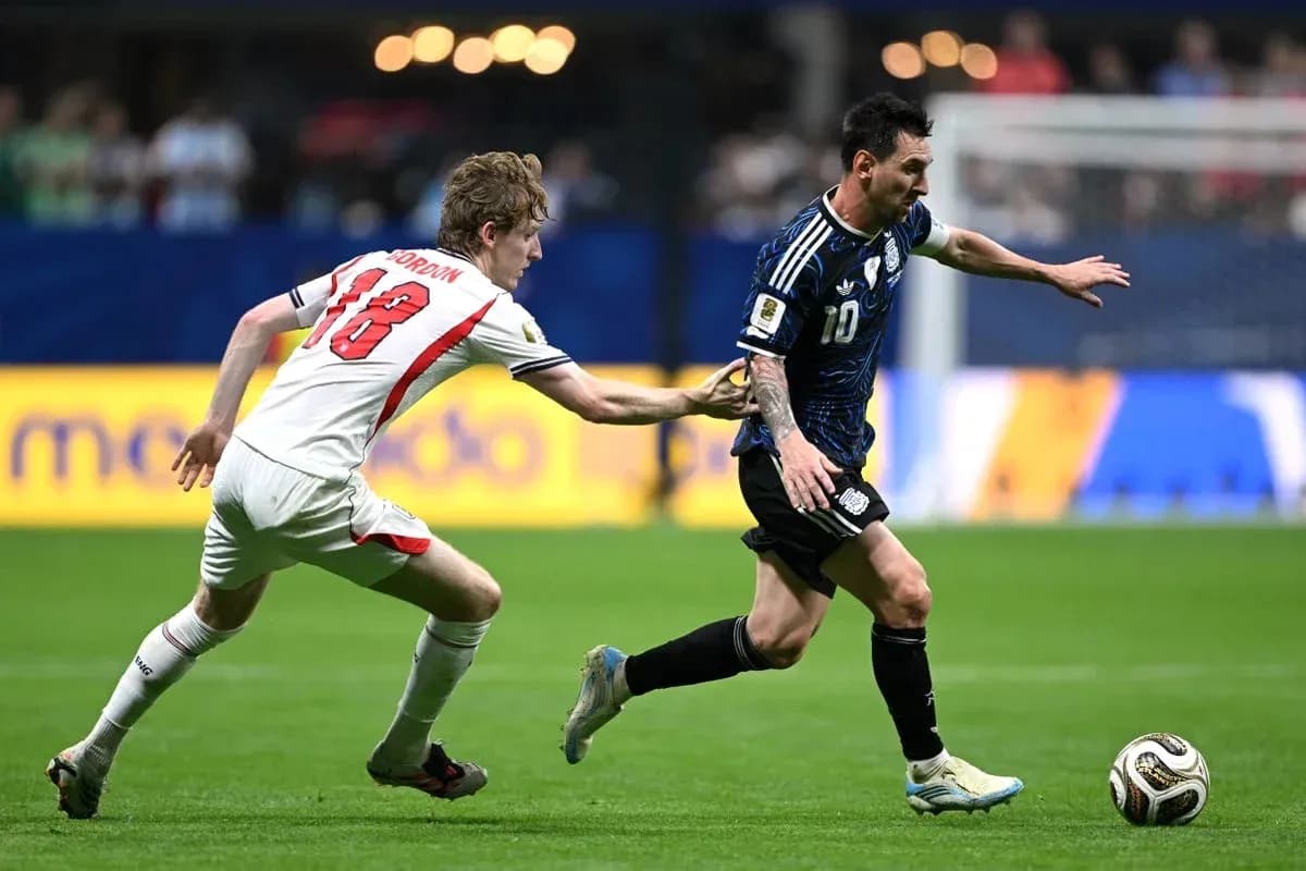 Jugador argentino corriendo mientras es marcado por rival Jugador argentino corriendo mientras es marcado por rival