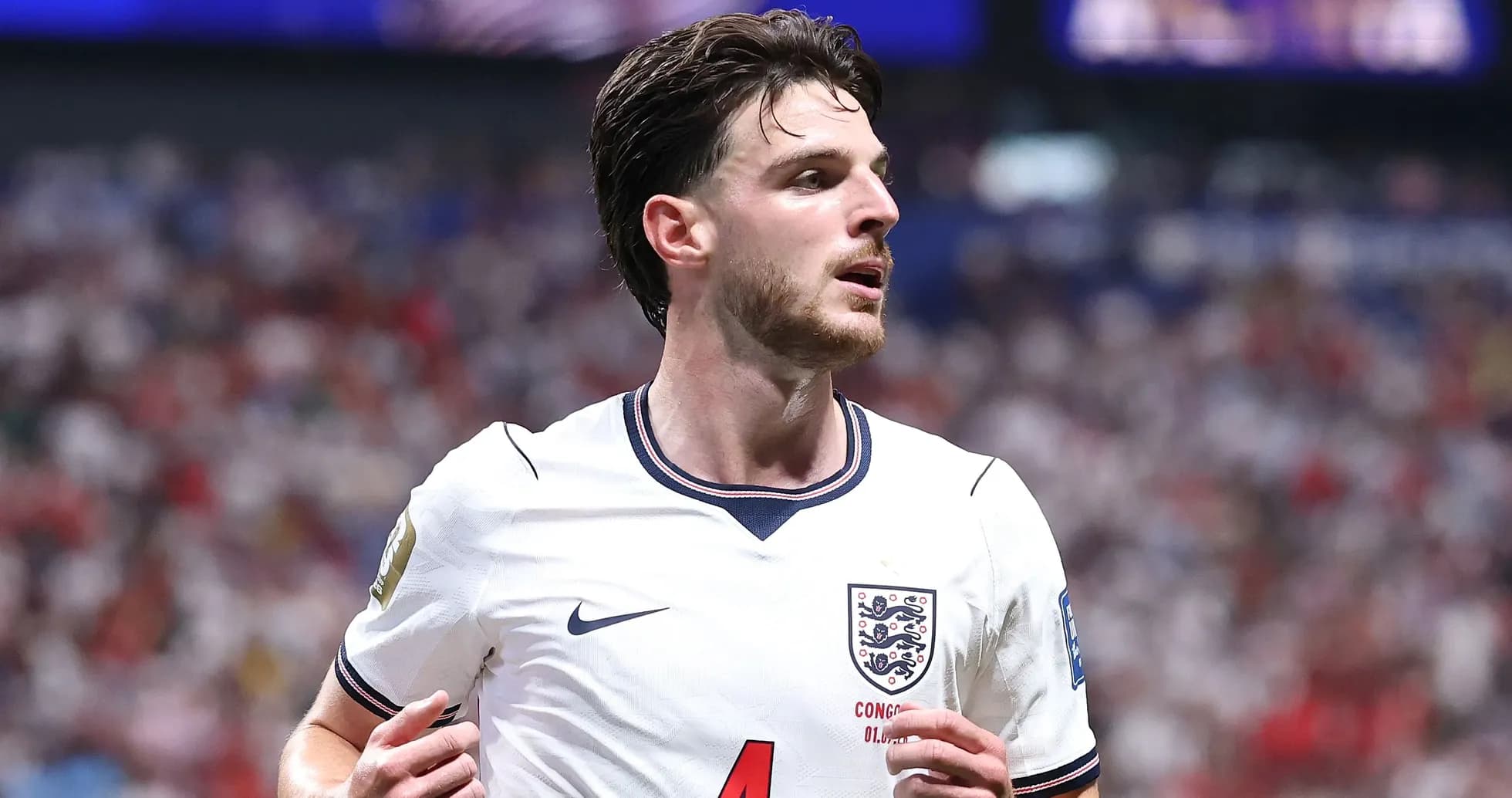 Jugador de Inglaterra en partido, luciendo camiseta blanca Jugador de Inglaterra en partido, luciendo camiseta blanca