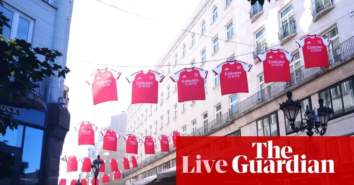 Camisetas rojas del Arsenal colgadas en la calle Camisetas rojas del Arsenal colgadas en la calle
