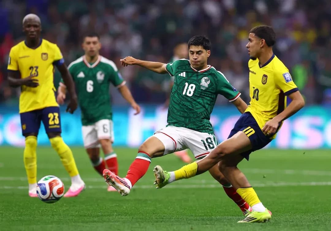 Jugador mexicano luchando por el balón con ecuatoriano Jugador mexicano luchando por el balón con ecuatoriano