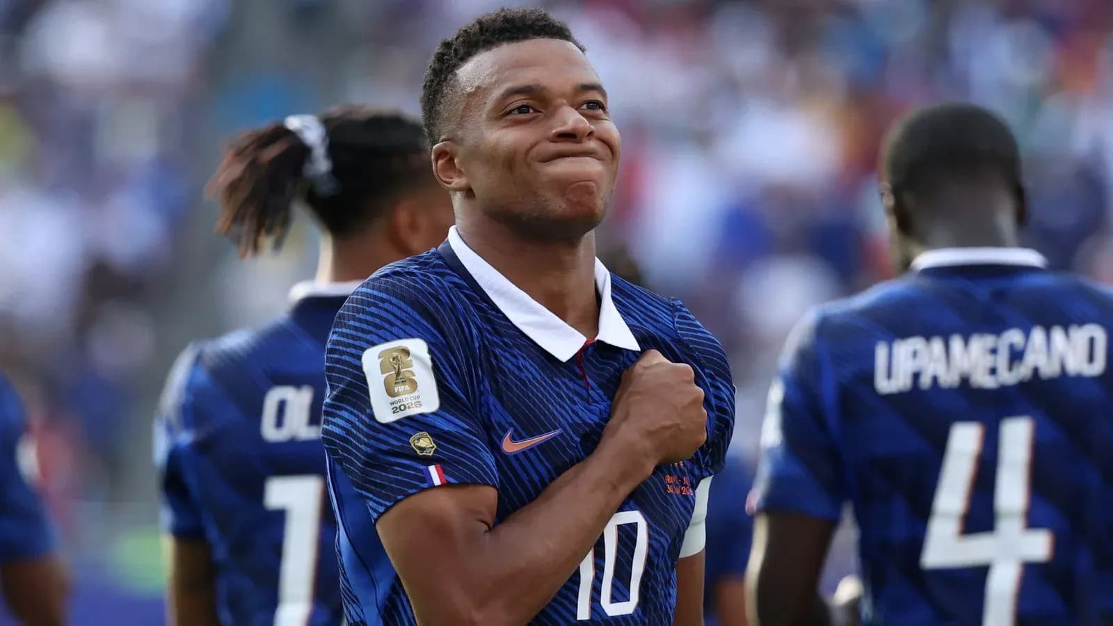 Kylian Mbappé celebrando con su equipo Kylian Mbappé celebrando con su equipo