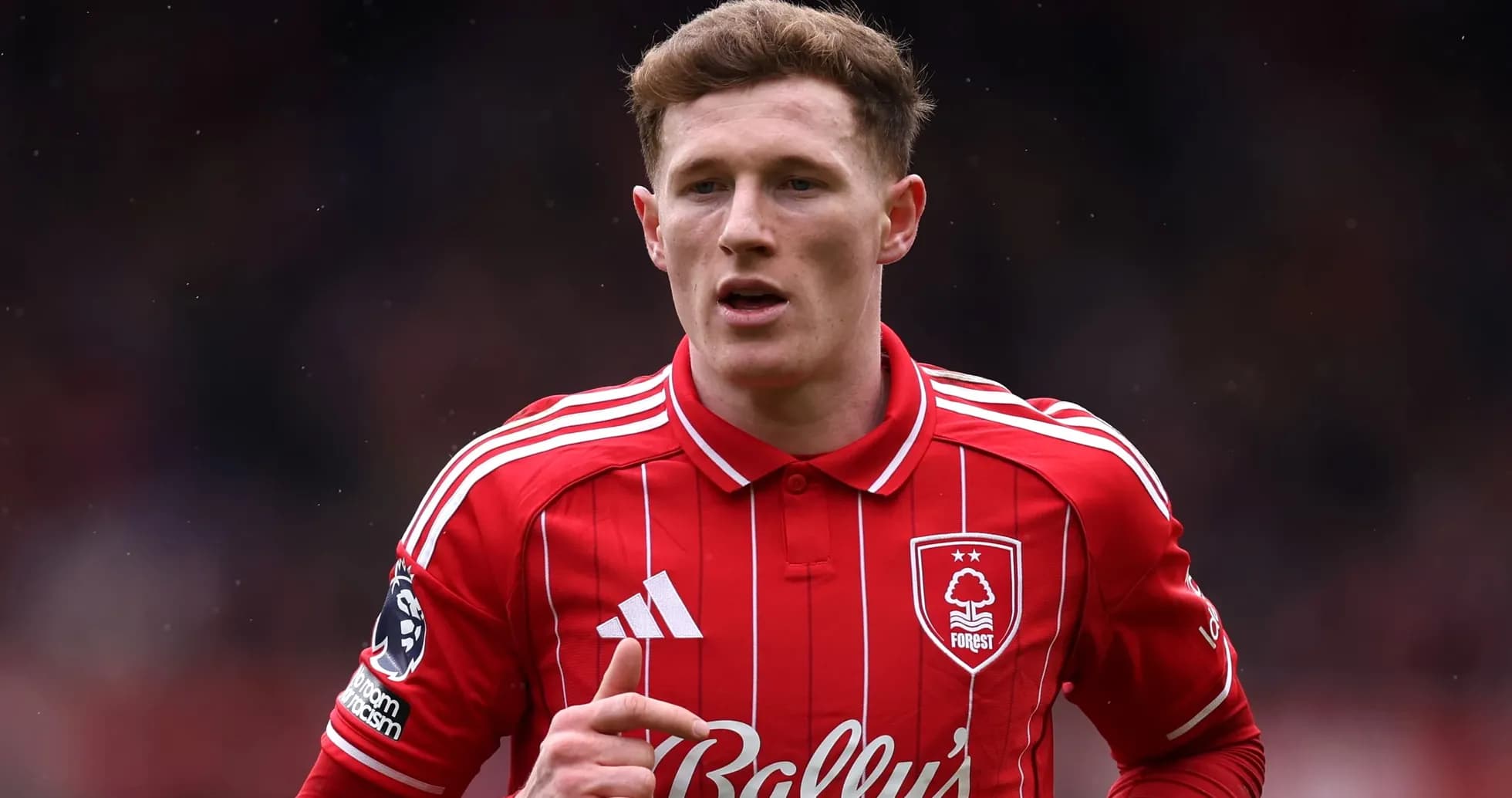 Jugador de Nottingham Forest en uniforme rojo Jugador de Nottingham Forest en uniforme rojo