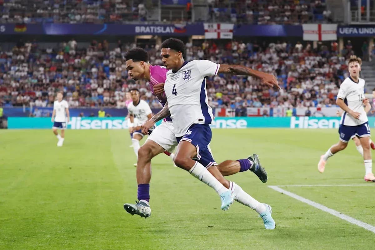 Jugadores de Inglaterra compiten por el balón en partido Jugadores de Inglaterra compiten por el balón en partido