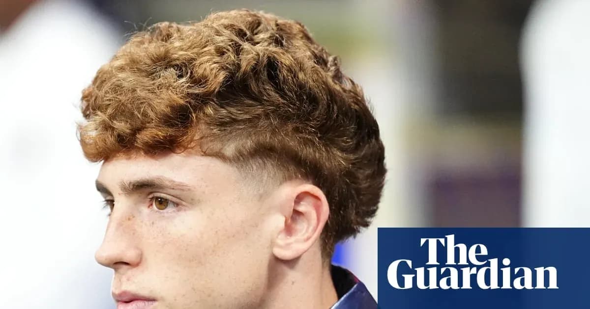 Joven con cabello rizado en un evento deportivo Joven con cabello rizado en un evento deportivo